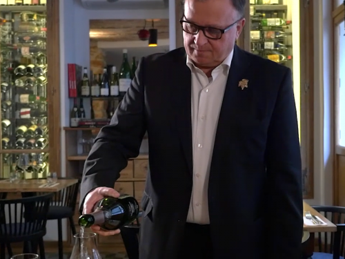 le service du crémant Première Bulle Premium noël