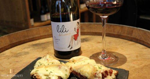 Lili rouge sur une ardoise de tartine